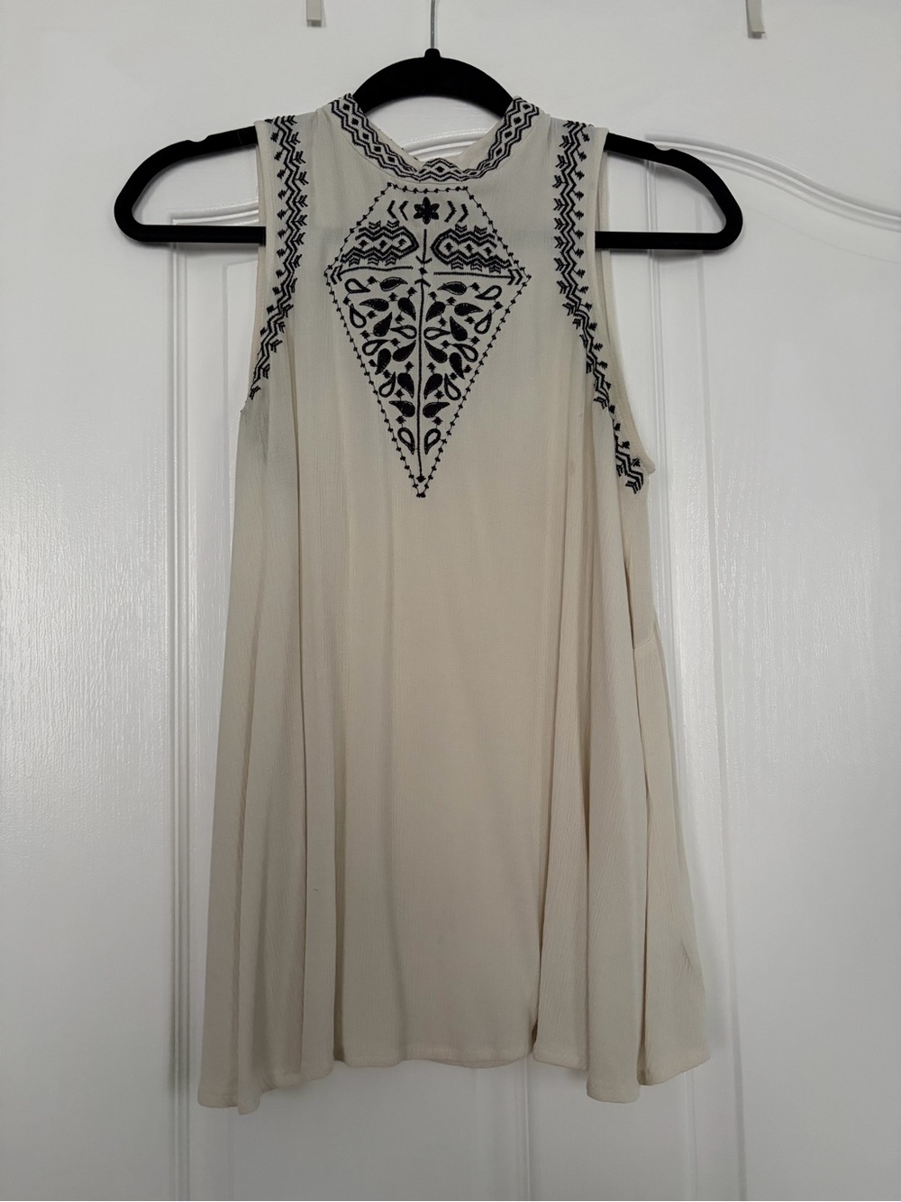 Mossimo Supply Co. Cream Sleeveless Embroidered Tank Top with Black Trim